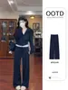 Conjunto deportivo casual de sudadera azul marino holgada y pantalones anchos, un conjunto completo de atuendos de otoño para mujer estilo coreano relajado