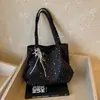 Nova Bolsa Tote de Lona Estilosa Coreana com Tachinhas, Grande Capacidade para Ombro e Mão para o Dia a Dia e Uso Casual, Versátil para Mulheres