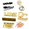 Etiquetas Metálicas Personalizadas con Costura, Forma de Tira Larga con Logo, Letras Inglesas Dorado Claro, Acabado Pintado, Etiquetas con Herrajes de Dos Agujeros