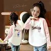 Camiseta Base para Niñas Estilo Coreano Nueva de Primavera y Otoño con Dobladillo Curvo, Camiseta de Manga Larga Color Bloque para Niños Mayores, Top de Moda Ajustado