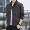 Chaqueta de trabajo marrón con bolsillos grandes para hombre, marca de moda, top elegante de mezclilla con cuello de solapa para hombre, estilo casual nuevo primavera y otoño 2026