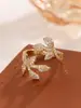Anillo de Luz de Zirconia Incrustada en Oro Real Chapado en Cobre Transfronterizo Europeo y Americano Lujo Ligero Sensación de Alta Gama Anillo para el Dedo Joyería de Mano Versátil Fabricante Venta al por Mayor en Stock