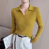 Cardigã de tricô feminino com gola polo de um botão e design de carcela baixa, adequado para usar na primavera e no outono, ou para sobreposição no outono e inverno.
