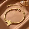 Pulsera de Acero de Titanio Curvada de Lujo Ligero de Alto Valor, Mariposa de un Solo Lado para Mujer, Exquisita de Nicho, Versátil, No se Desvanece, Joyería de Mano para Celebridades de Internet para Mujer