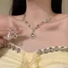 Conjunto de Pendientes y Collar Ovalados con Forma de Gota de Agua Incrustados de Diamantes, Exquisita Cadena para Clavícula de Moda Europea y Americana, Joyería de Lujo Ligero y de Alta Gama para Mujeres
