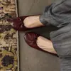 Zapato de mujer de cuero genuino con lazo poco profundo, punta redonda y tacón bajo, de oveja lavada con arrugas naturales, suela blanda, colección otoño 2026
