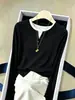 Elegante Camiseta de Manga Larga de Algodón Puro para Mujer con Cuello Henry, Aspecto de Dos Piezas, Moderna y Versátil, Reductora de Edad, Favorecedora, Top Negro