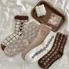 Meias Marrons para Mulheres, Meias de Cano Médio, Tendência Ins Primavera e Outono, Meias de Cano Médio com Estampa Xadrez Fofa Estilo Japonês de Ursinho, Meias Longas para Outono e Inverno