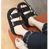 Chinelos com Sola Grossa e Laço de Strass para Mulheres 2025 Novo Verão Sandálias Casuais de Exterior para Férias na Praia para Mulheres