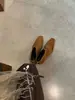 Botas de Cano Curto e Médio Estilo Novo Outono 2026 Salto Grosso Bico Quadrado Retrô Zíper nas Costas Plissadas em Cores Preto, Café e Damasco