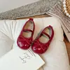 Sapatos de Couro Infantis 2026 Primavera e Outono Novos Estilo Coreano Sapatos Macios para Meninas com Laço, Sapatos Individuais Antiderrapantes da Moda para Bebês