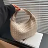Comércio exterior exportação bolsa personalizada tecida à mão 2024 novo design de nicho estilo estrangeiro única bolsa de mão crescente atacado
