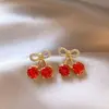 Brincos Vermelhos Estilo Retrô de Hong Kong Femininos 2025 Nova Moda Elegantes Celebridade da Internet High-end Luxo Leve Brincos de Outono e Inverno