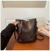 Bolso de diseño retro de nicho elegante de alto valor para mujer, nuevo bolso cruzado versátil de textura, bolso de mano de venta caliente, bolso tipo cubo