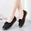 Zapatos de tela para mujer, nuevo estilo otoño 2026, sin cordones, antideslizantes, casuales, de suela blanda, adecuados para usar al aire libre, diseñados para madres mayores