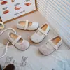 Zapatos casuales de suela blanda para niños 2025 Verano Nuevo estilo Zapatos para caminar para niños pequeños Zapatos de moda de princesa con diamantes de imitación para niñas Zapatos de cuero