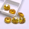 Zirconia redonda cortada de crisantemo amarillo dorado