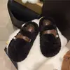Pantuflas peludas de suela gruesa para mujer, nuevo estilo otoño/invierno 2026, para usar en exteriores, diseño de media zapatilla cerrada, forradas de felpa para abrigar, pantuflas de algodón de moda para interiores