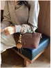 Bolsa de camurça retrô da moda para mulheres, nova bolsa versátil de ombro e transversal outono e inverno 2026, bolsa de mão popular