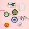 Fabricante de Broches de Metal Personalizados Insígnia Esmaltada Personalizada de Desenho Animado Etiqueta Criativa de Alumínio Insígnia de Cola de Metal Galvanizado