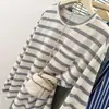 Camiseta de Manga Larga Rayada con Cuello Redondo Casual para Mujer 2025 Nueva Colección Primavera y Otoño Camisa Básica Holgada Top Versátil Nis