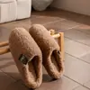 Pantuflas de algodón esponjosas para mujer, nuevo estilo otoño/invierno 2026, pantuflas de interior para el hogar con forro de felpa añadido para calidez y agarre antideslizante, adecuadas para parejas