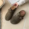 Sandálias slip-on fechadas simples e versáteis estilo Birkenstock para mulheres, novo modelo outono 2026 com fivela e sola macia