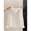 Camisa branca de gola V suave estilo francês com acabamento franzido, nova coleção outono 2026 feminina, top elegante e versátil para o trabalho