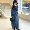 Conjunto Casual de Moda Duas Peças para Crianças Maiores no Outono: Blusa Listrada de Manga Longa Nova e Jeans de Cintura Alta para Meninas