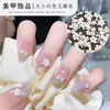 Arte de uñas red social blanco flor de cinco pétalos joyería tamaño mixto flor blanca tridimensional bola pequeña de acero dorado decoración de uñas