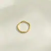 Anillo Minimalista de Banda Delgada con Ola Irregular Anillo de Banda Lisa Torcido Mobius Anillo Versátil de Acero de Titanio