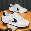 Sapatos Masculinos, Sapatos Esportivos de Malha Respirável e Confortáveis para o Verão, Sapatos Brancos Versáteis da Moda com Solado Macio e Solado Grosso, Sapatos Casuais de Malha Respirável