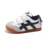Zapatos infantiles de moda Primavera/Otoño 2025, nuevos estilos para niños y niñas, disponibles en tallas para bebés, niños pequeños y niños mayores, incluyendo zapatillas deportivas, zapatos de velcro, zapatos escolares, zapatillas para correr y zapatos tipo papá.