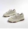 Sapatos Brancos Versáteis de Bico Redondo Estilo Coreano para Mulheres 2025 Outono Novo Design de Nicho Tênis Esportivos de Solado Grosso