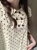 Camisa de manga corta con cuello de muñeca de lunares estilo coreano para mujer, ajuste holgado de verano, adelgazante, top con diseño de doble botonadura