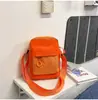 Bolsa Transversal com Textura de Chama Laranja Vibrante Grade Fina Estilo Casal Estilo Urbano Vibrante Versátil para o Dia a Dia Casual Leve Pequena Quadrada