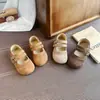 Zapatos planos retro para niñas con tallado, gamuza mate, doble hebilla, suela suave, cómodos para que los usen los niños pequeños al salir