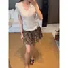 Camiseta casual versátil de manga curta com decote V para mulheres, novo estilo coreano para o verão de 2026, blusa de malha de alta qualidade e elegante para o trabalho