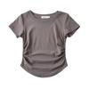 Top feminino plissado de corte justo com bainha curva em ambos os lados do design, novo para o verão, gola redonda, cintura alta, T-shirt curta que mostra o umbigo