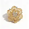 Broche de Flor con Patrón Hueco de Lujo Ligero Aleación Incrustada Piedras de Strass de Color Pin Decoración Elegante para Vestido Traje Broche para Mujer