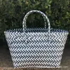 Fabricante Vende Bolsas de Moda para Mujer Tejidas a Mano de Plástico, Bolsos de Mano, Bolsas de Compras, Bolsos Casuales Urbanos, Bolsas de Cesta de Verduras Rayadas