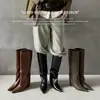 Botas femininas de bico fino, salto anabela e cano reto, estilo europeu e americano, nova coleção outono/inverno 2026, botas de cano alto, botas de montaria retrô, tamanho 7,5
