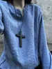 Camiseta de manga larga con cuello en V, patrón de diamantes texturizado en color azul neblina, unisex, estilo otoño, relajada y chic sin esfuerzo, perfecta como capa base