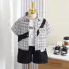 Conjunto de Verano para Niños Modelo 2026 Camisa de Cuadros de Verano para Bebé de Manga Corta Conjunto de Tres Piezas Moderno para Niños Pequeños y Medianos