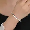 Pulseira de aço titânio concha luz luxo nicho colorida Dourado requintado popular popular online k ouro Alto senso pulseira feminina banhada a ouro moda