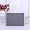 El fabricante suministra bolsas no tejidas hechas a medida, cosidas y laminadas, bolsas de embalaje para regalo al por mayor y bolsas promocionales