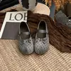 Zapatos Mary Jane para el día a día con lunares, caracterizados por un material suave, suela gruesa y un estilo sofisticado pero discreto. Estos zapatos de mujer son fáciles de cuidar y añaden un toque de elegancia a cualquier atuendo.