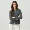 Cardigã feminino 100% caxemira com gola redonda e barra enrolada, uma peça de outer wear simples e versátil, quente, que exala elegância e um efeito emagrecedor.