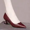 Zapatos planos de tacón medio con punta para mujer, nuevo estilo 2026, piel suave, cómodos, versátiles, de corte bajo, tacón de copa de vino, zapatos de cuero de moda para mujer