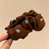 Pinza de plátano en forma de corazón Melard marrón, un accesorio para el cabello sofisticado y minimalista con un lazo y diseño floral